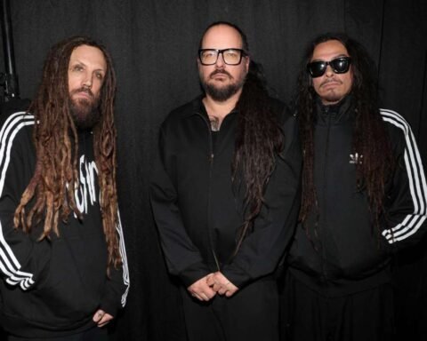 Korn con sus casacas Adidas