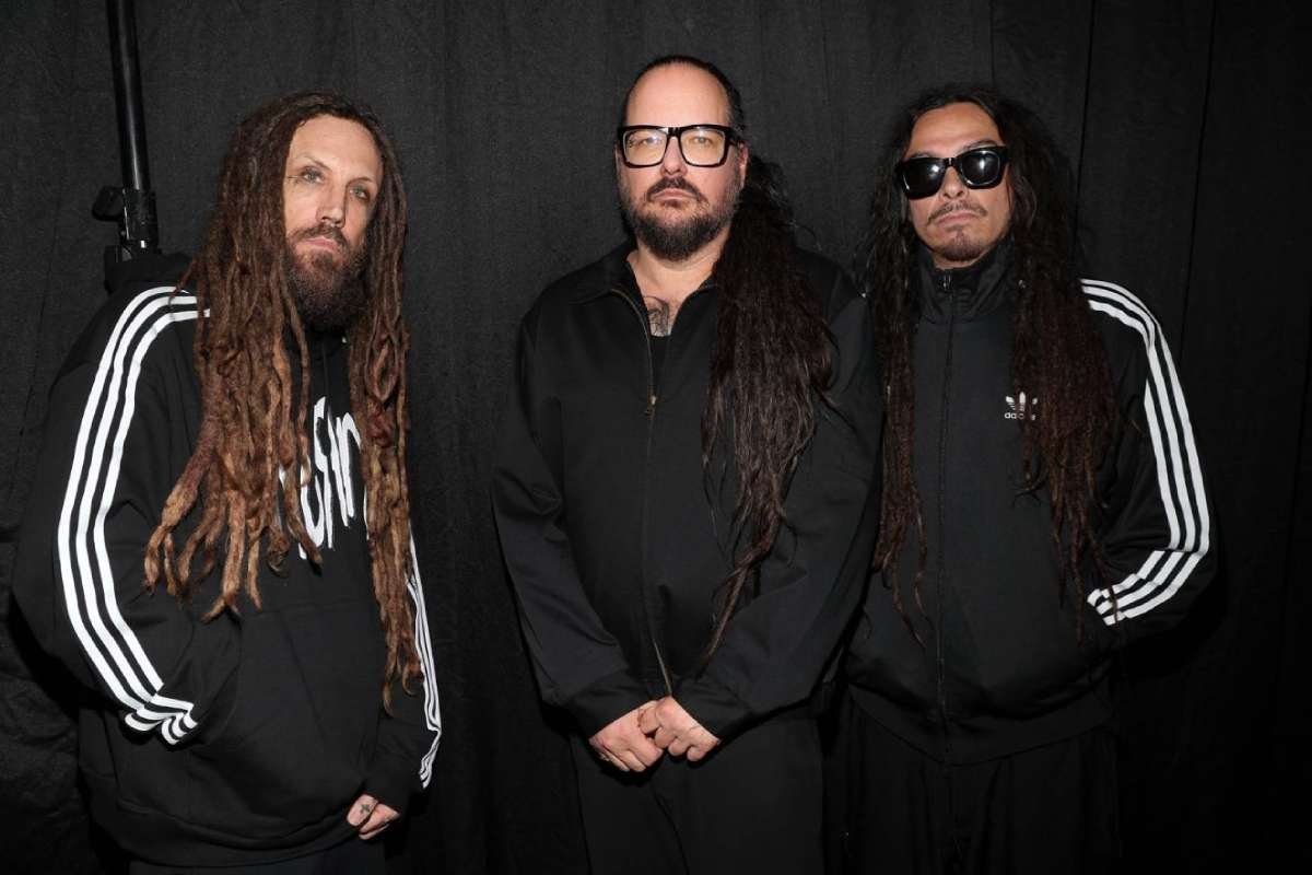 Korn con sus casacas Adidas