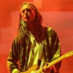Nick Valensi de The Strokes en el escenario