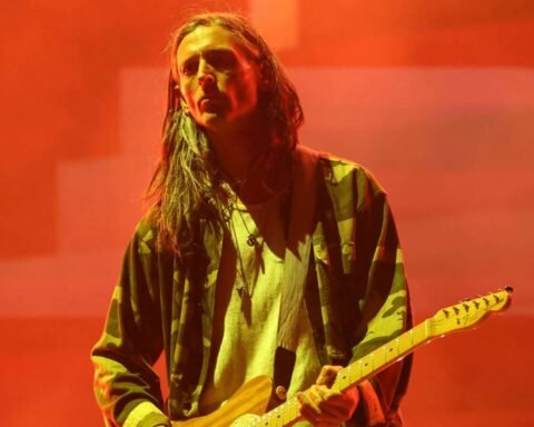 Nick Valensi de The Strokes en el escenario
