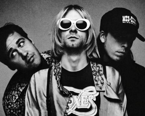 Nirvana con Kurt Cobain en el centro posando en 1993