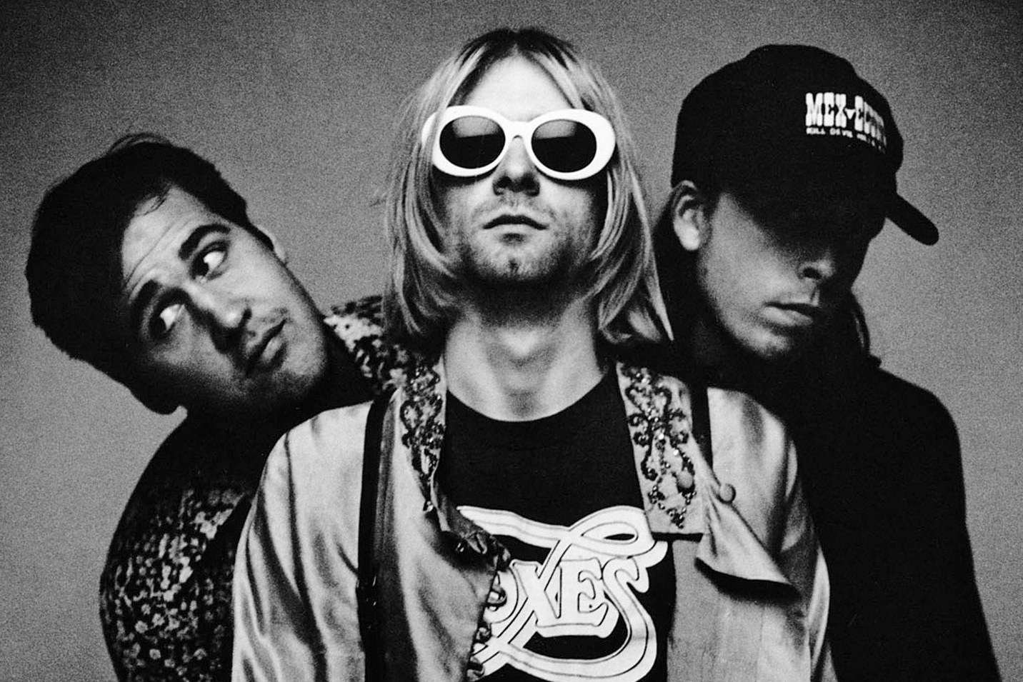 Nirvana con Kurt Cobain en el centro posando en 1993