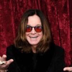 Ozzy Osbourne con los brazos extendidos