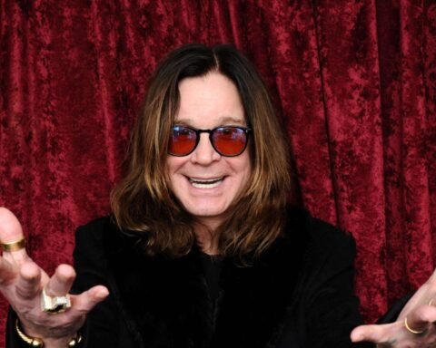 Ozzy Osbourne con los brazos extendidos