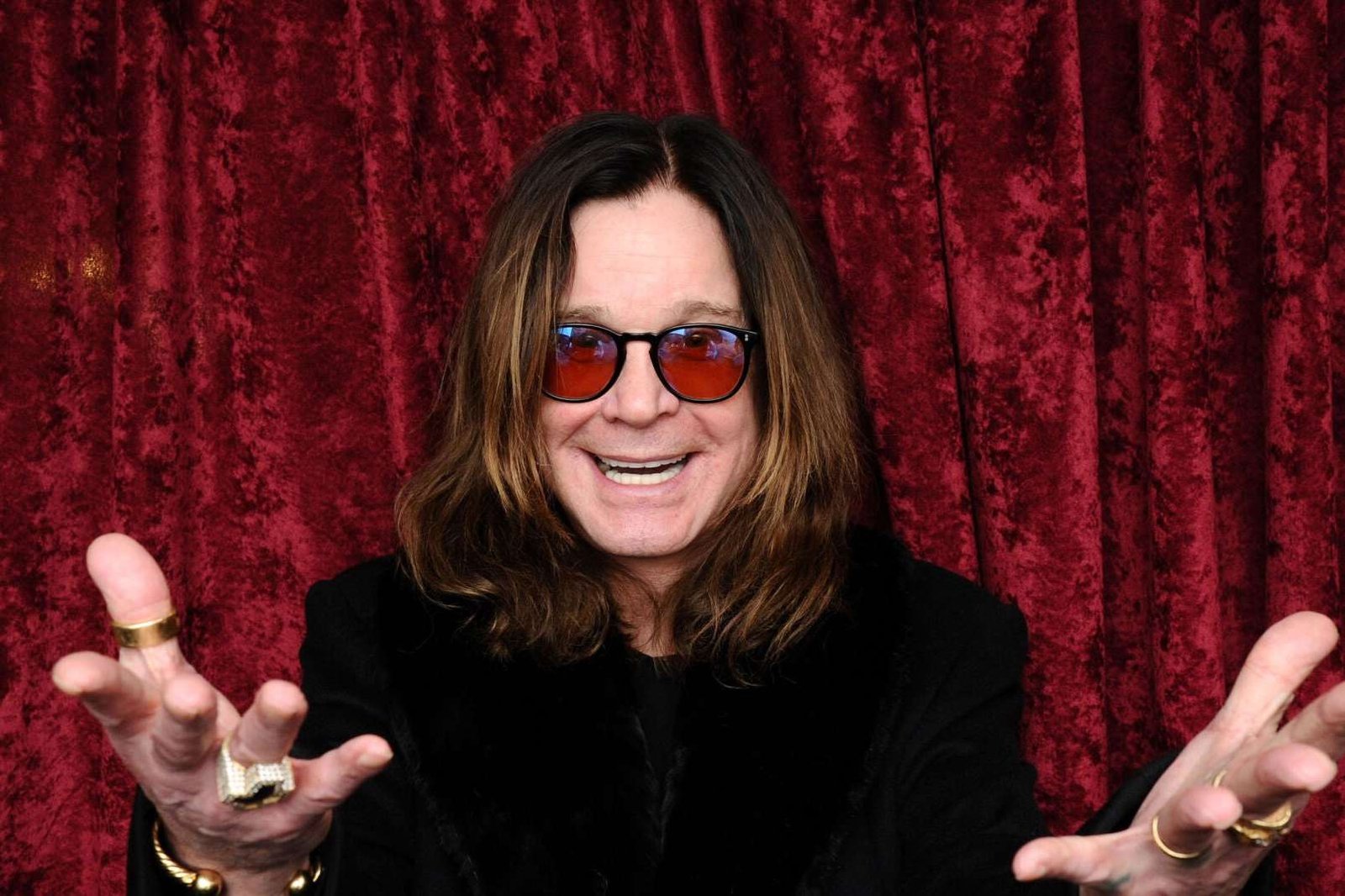 Ozzy Osbourne con los brazos extendidos
