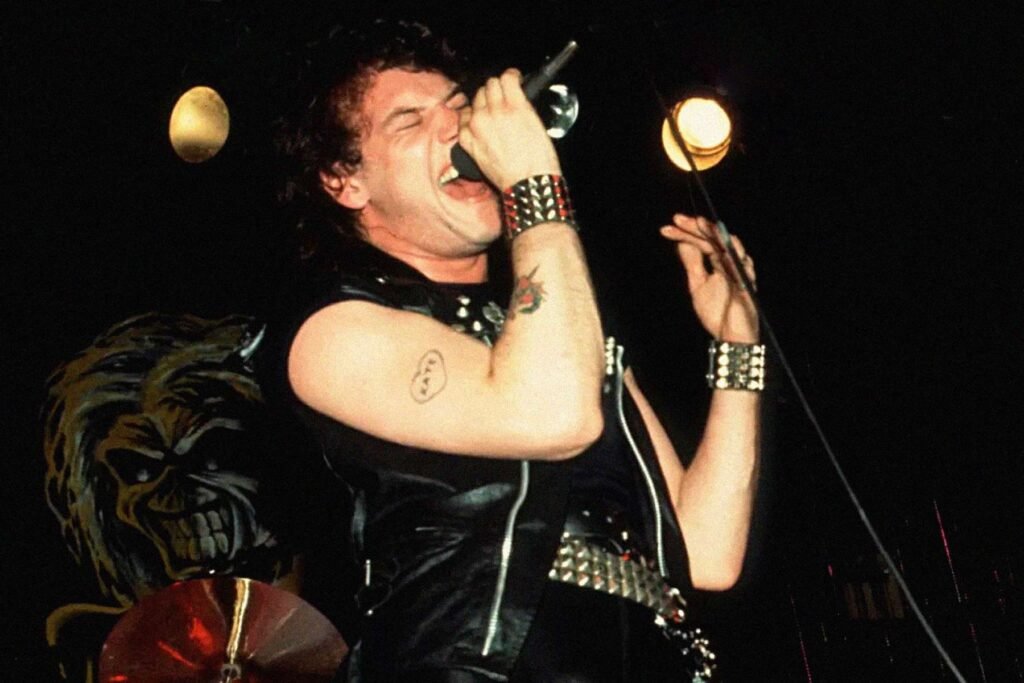 Paul Di'Anno en el escenario con Iron Maiden