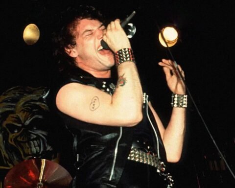 Paul Di'Anno en el escenario con Iron Maiden