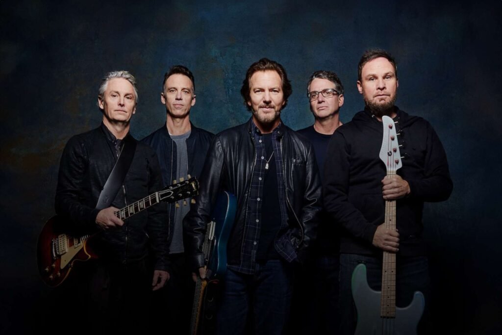 Pearl Jam posando con fondo azul
