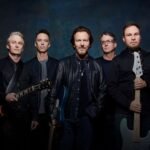 Pearl Jam posando con fondo azul