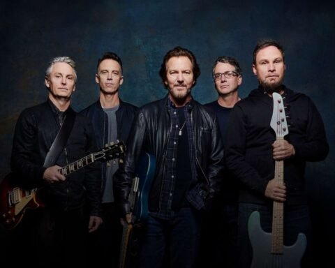 Pearl Jam posando con fondo azul