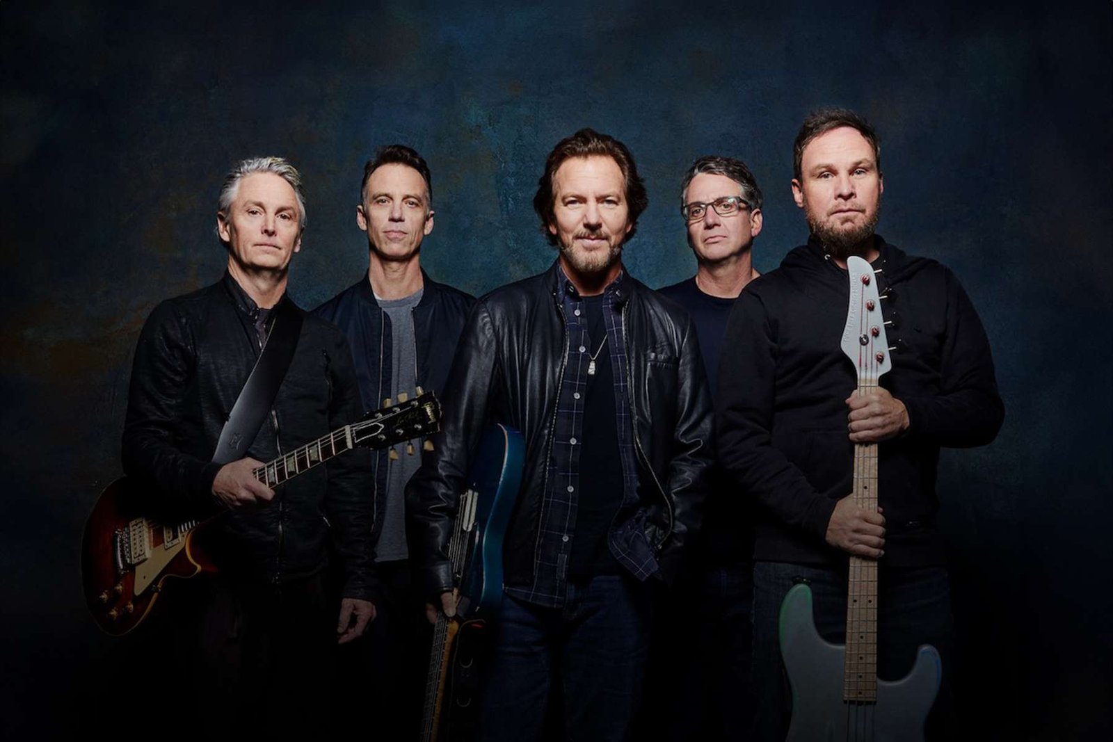 Pearl Jam posando con fondo azul