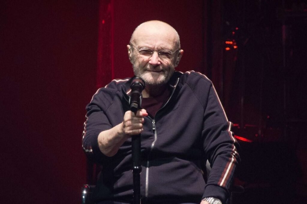 Phil Collins sentado en el escenario
