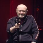 Phil Collins sentado en el escenario