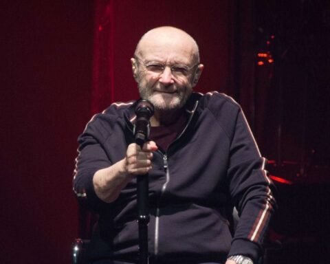 Phil Collins sentado en el escenario