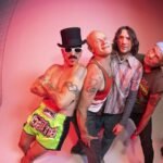 Red Hot Chili Peppers posando en un estudio