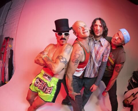 Red Hot Chili Peppers posando en un estudio