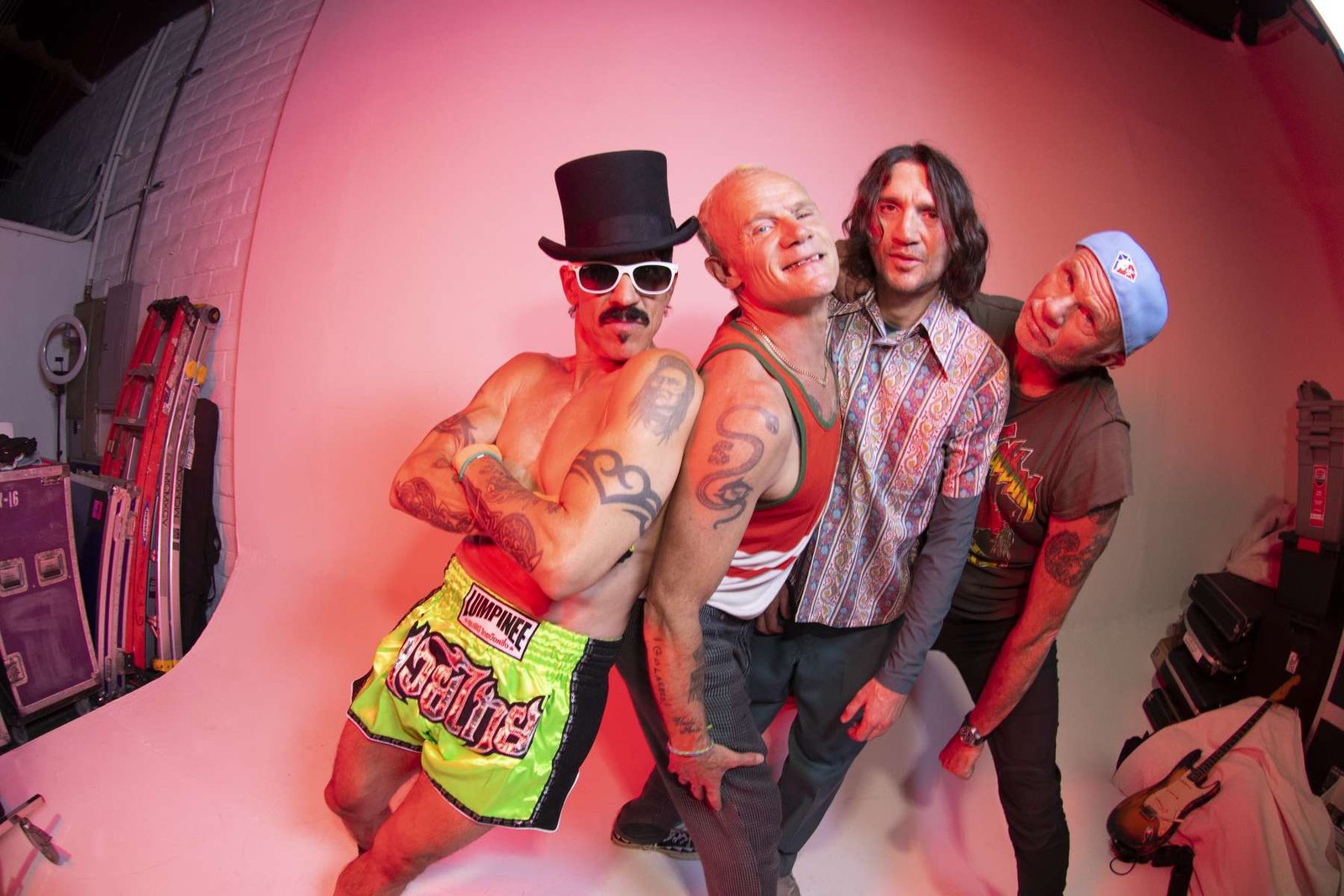 Red Hot Chili Peppers posando en un estudio