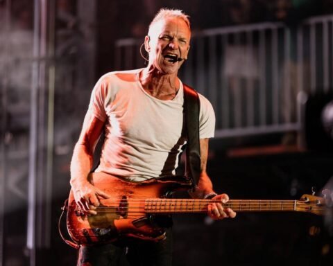 Sting sobre el escenario con su bajo