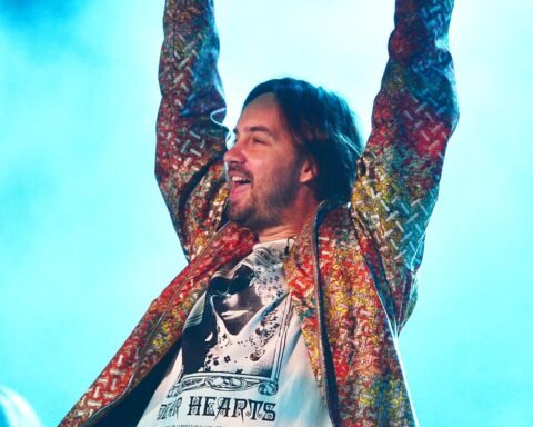 Kevin Parker de Tame Impala en el escenario