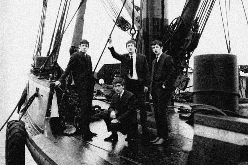 The Beatles posando con el mástil del Salvor