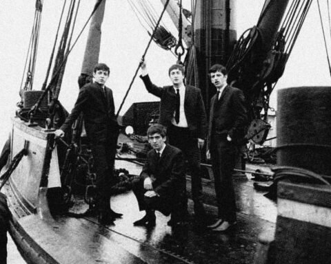 The Beatles posando con el mástil del Salvor
