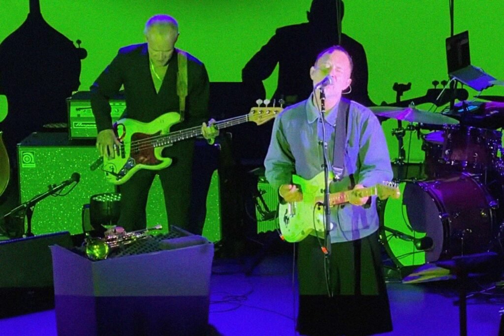 Thom Yorke y Flea sobre el escenario tocando Marvin Gaye