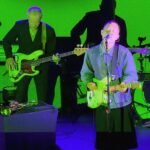 Thom Yorke y Flea sobre el escenario tocando Marvin Gaye