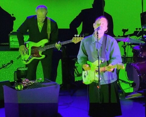 Thom Yorke y Flea sobre el escenario tocando Marvin Gaye