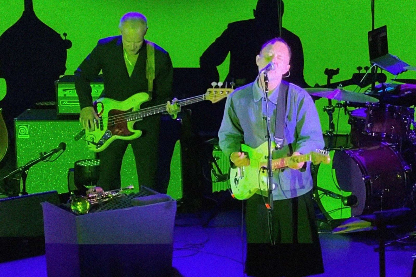 Thom Yorke y Flea sobre el escenario tocando Marvin Gaye