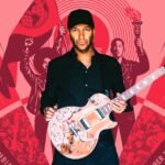 Tom Morello con el cartel del festival Power to the People