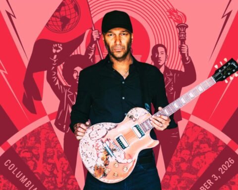 Tom Morello con el cartel del festival Power to the People