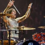 Travis Barker de Blink-182 en el escenario