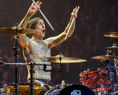Travis Barker de Blink-182 en el escenario
