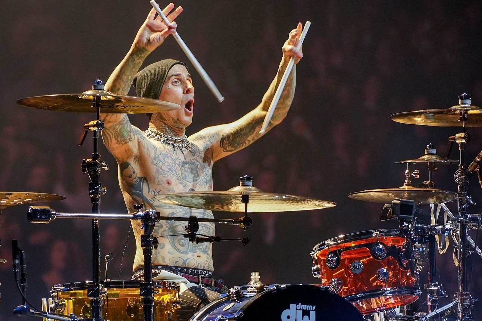 Travis Barker de Blink-182 en el escenario