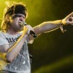 Ariel Pink con el micrófono sobre el escenario