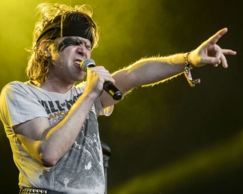 Ariel Pink con el micrófono sobre el escenario