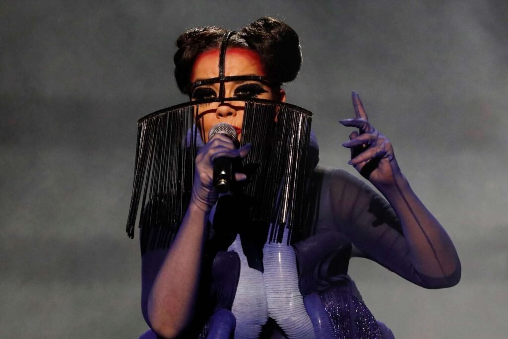 Björk sobre el escenario con traje púrpura
