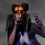 Björk sobre el escenario con traje púrpura