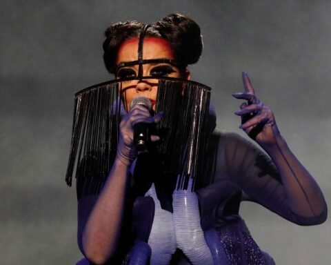 Björk sobre el escenario con traje púrpura
