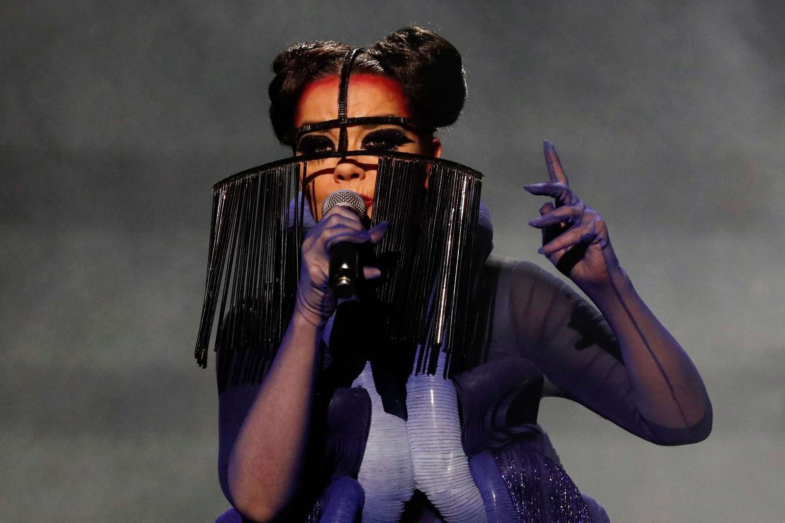 Björk sobre el escenario con traje púrpura