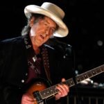 Bob Dylan con sombrero en el escenario