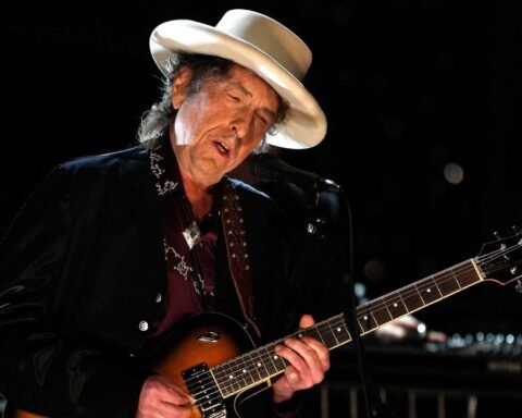 Bob Dylan con sombrero en el escenario