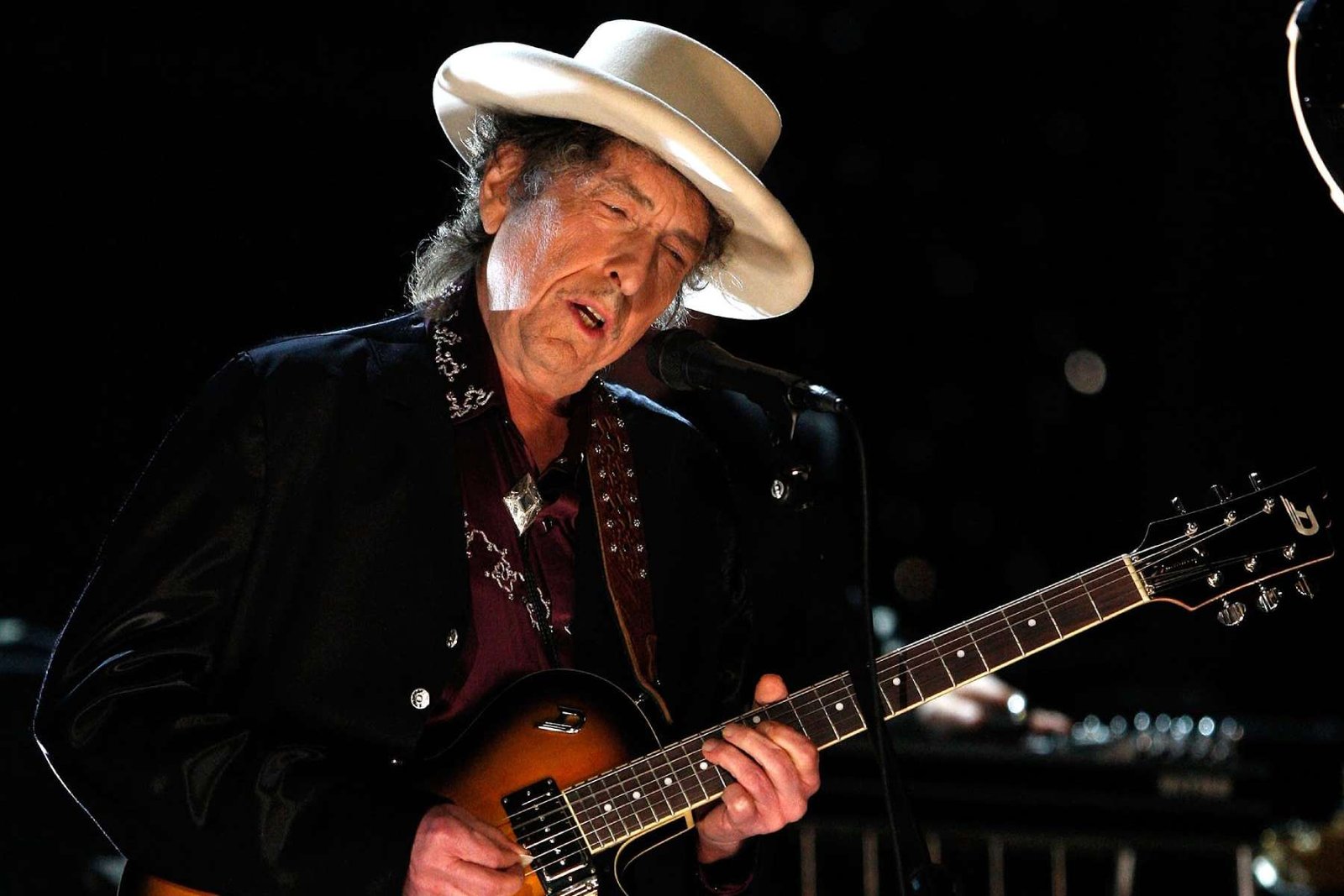 Bob Dylan con sombrero en el escenario