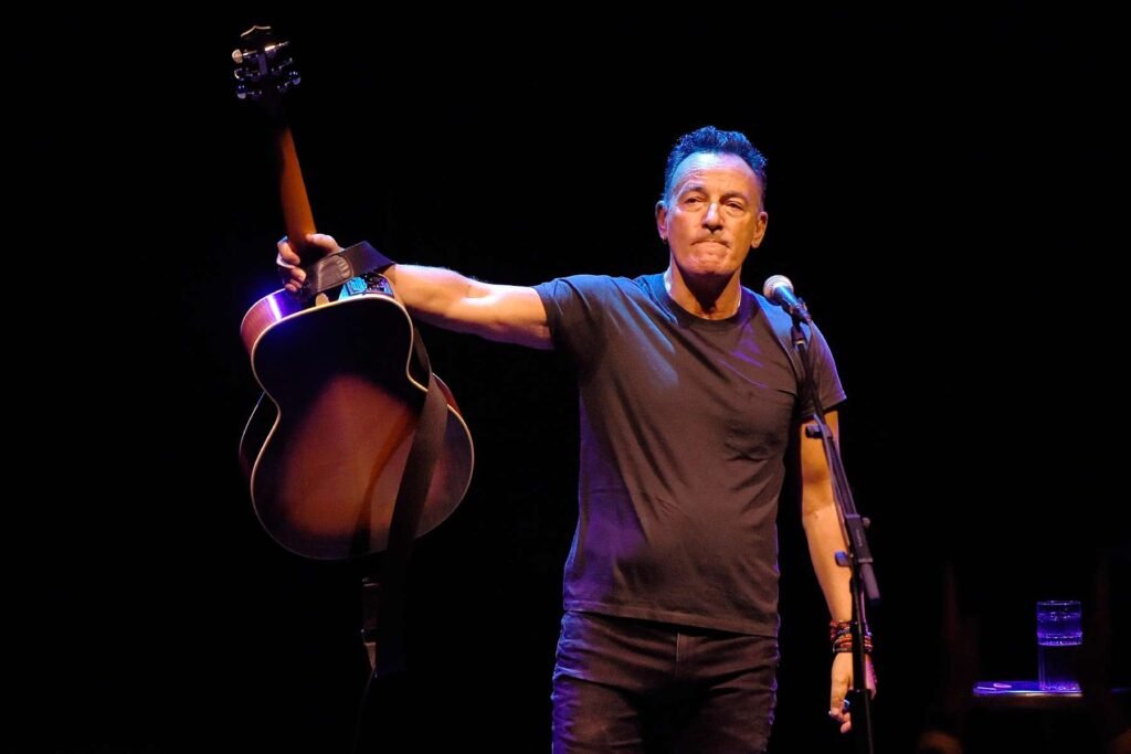 Bruce Springsteen sosteniendo su guitarra en el escenario