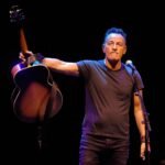 Bruce Springsteen sosteniendo su guitarra en el escenario