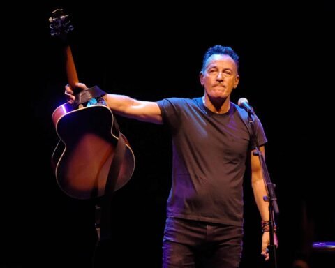 Bruce Springsteen sosteniendo su guitarra en el escenario