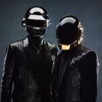 Daft Punk con trajes negros