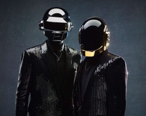 Daft Punk con trajes negros