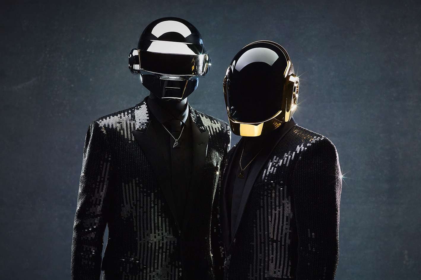 Daft Punk con trajes negros