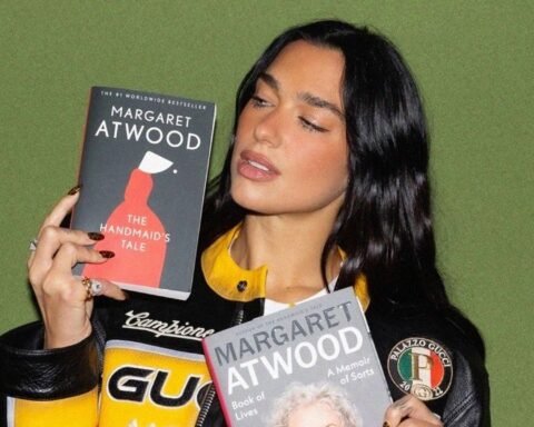 Dua Lipa sosteniendo dos libros